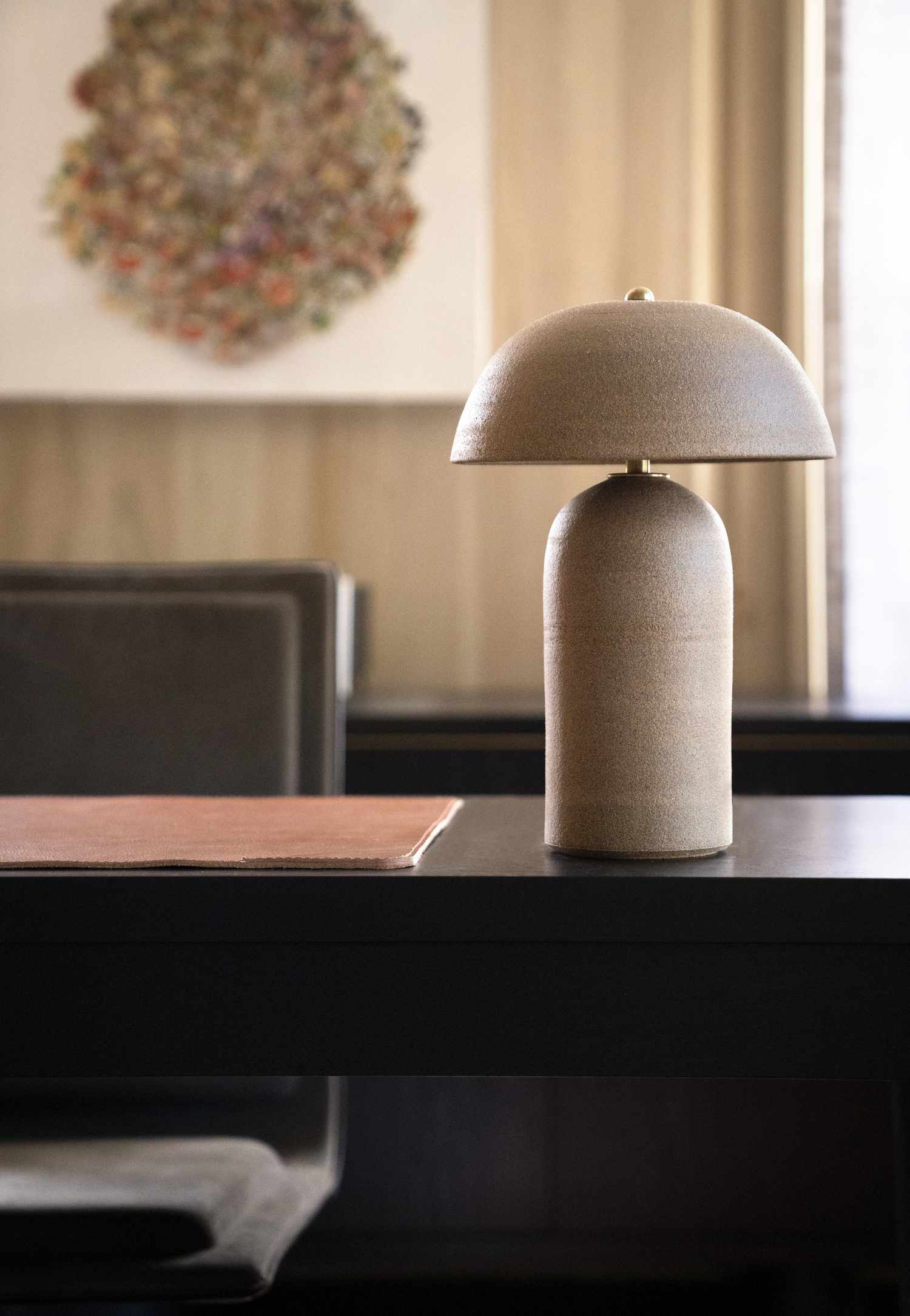 Alles, was Sie über Japandi Interior Design wissen müssen 12 Zimmer im Japandi-Stil mit strukturierter Lampe