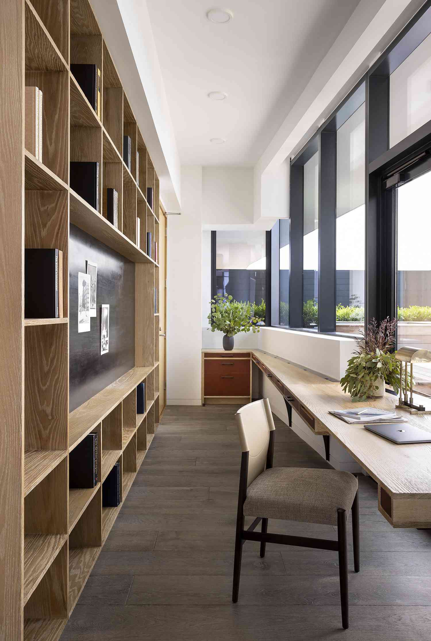 Alles, was Sie über Japandi Interior Design wissen müssen 4 Minimalistischer Japandi-Schreibtisch und -Ecke