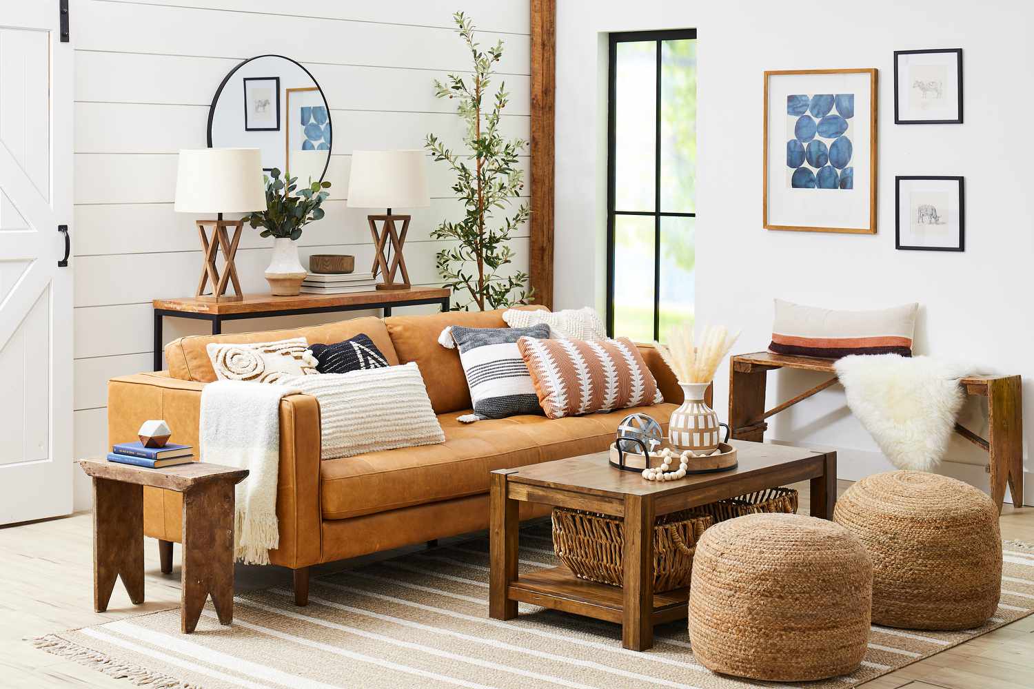 Alles über den modernen Landhausstil 8 Dreiviertelansicht eines modernen Wohnzimmers im Landhausstil