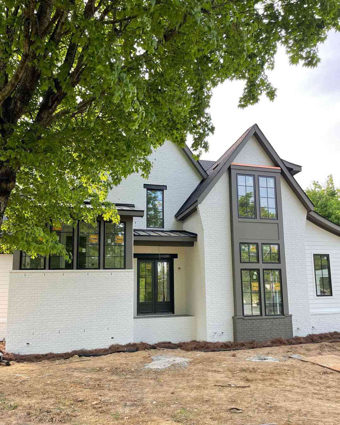 Alles über den modernen Landhausstil 12 Beispiel für ein neutrales modernes Familienhaus von außen