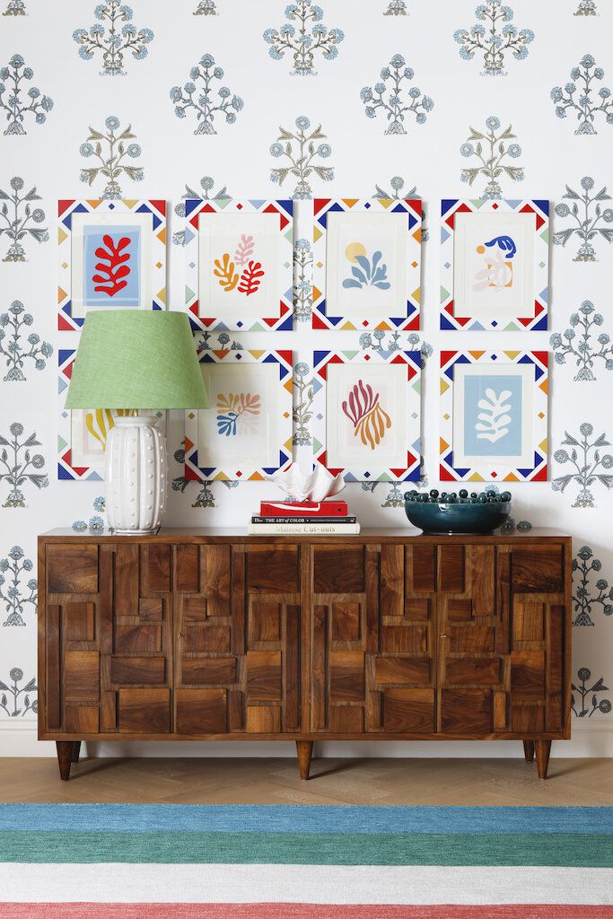 Helle Drucke im Matisse-Stil in bunten Rahmen