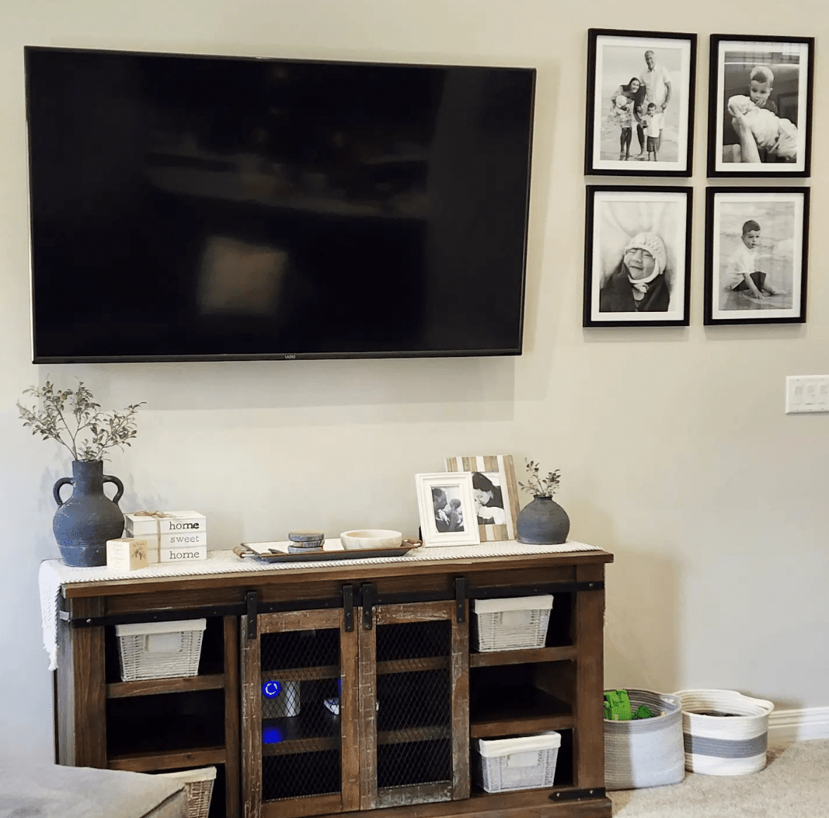 Bilderrahmen aus Holz auf dem TV-Ständer