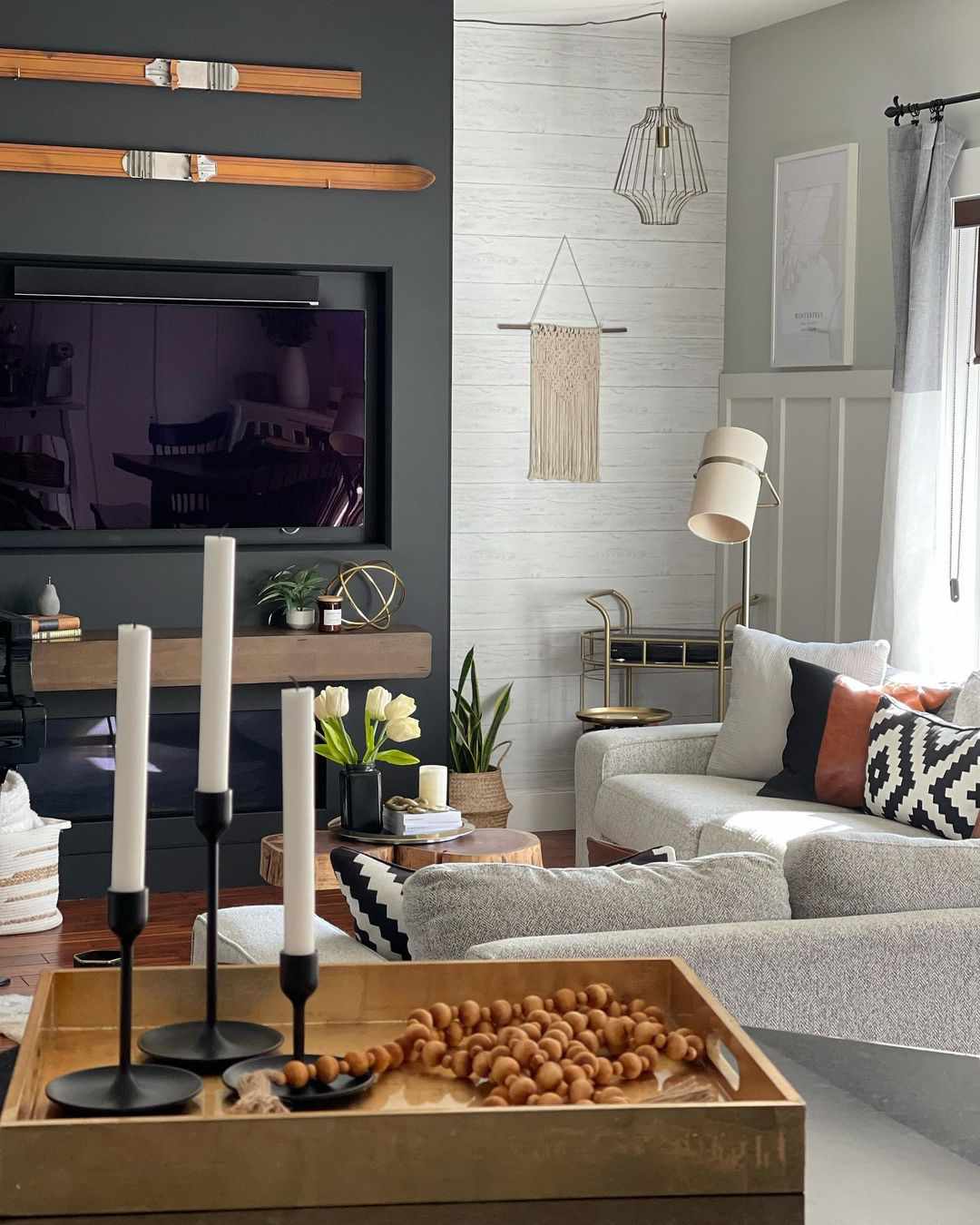 skulpturales Objekt auf TV-Ständer