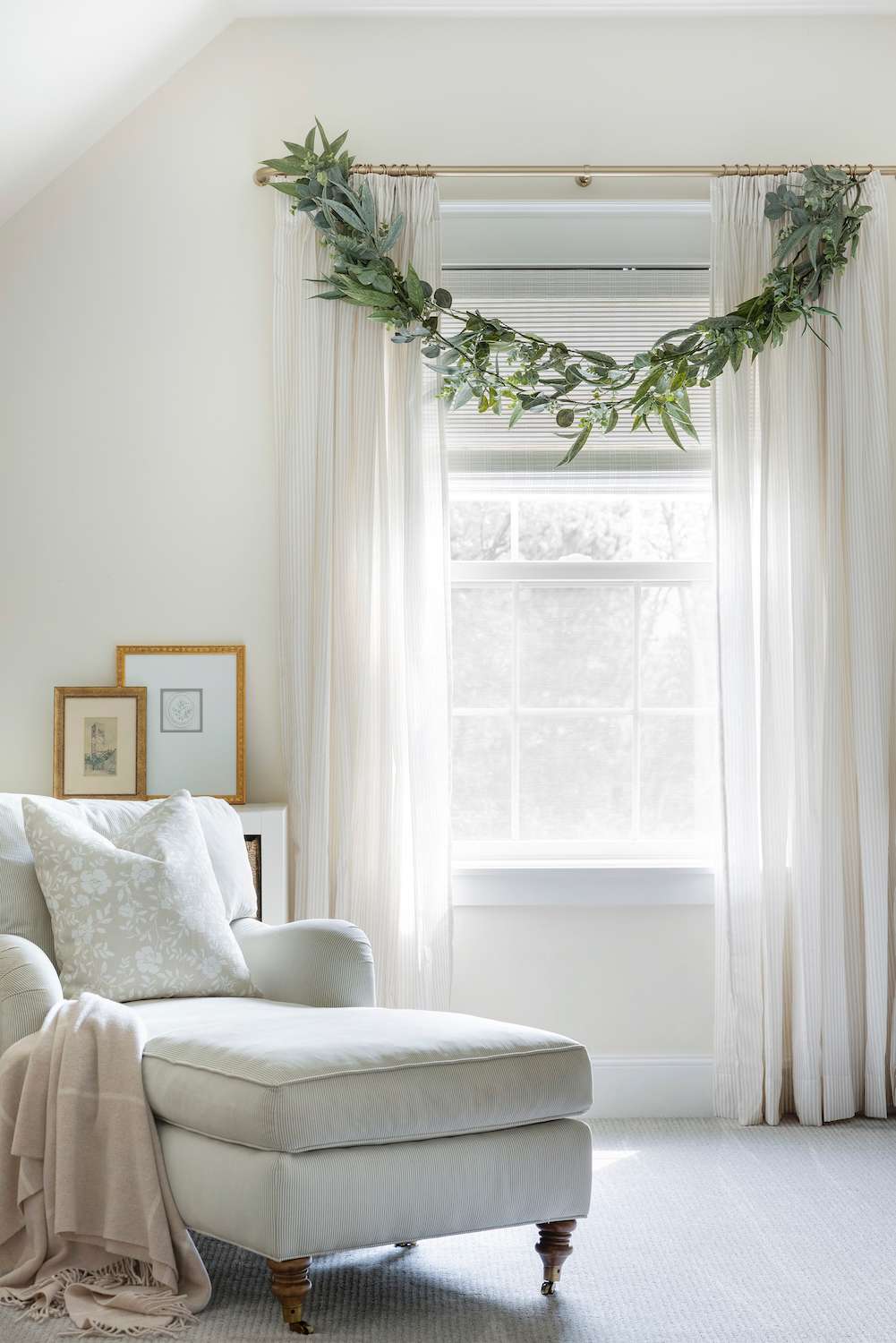 weihnachtliche fenstergirlande für das schlafzimmer