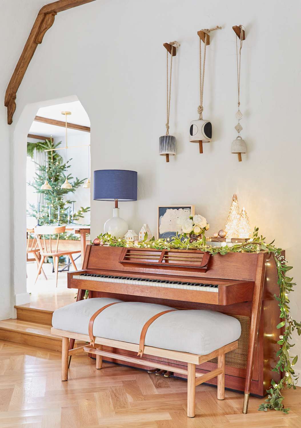 weihnachtsgirlande zur dekoration des klavieres