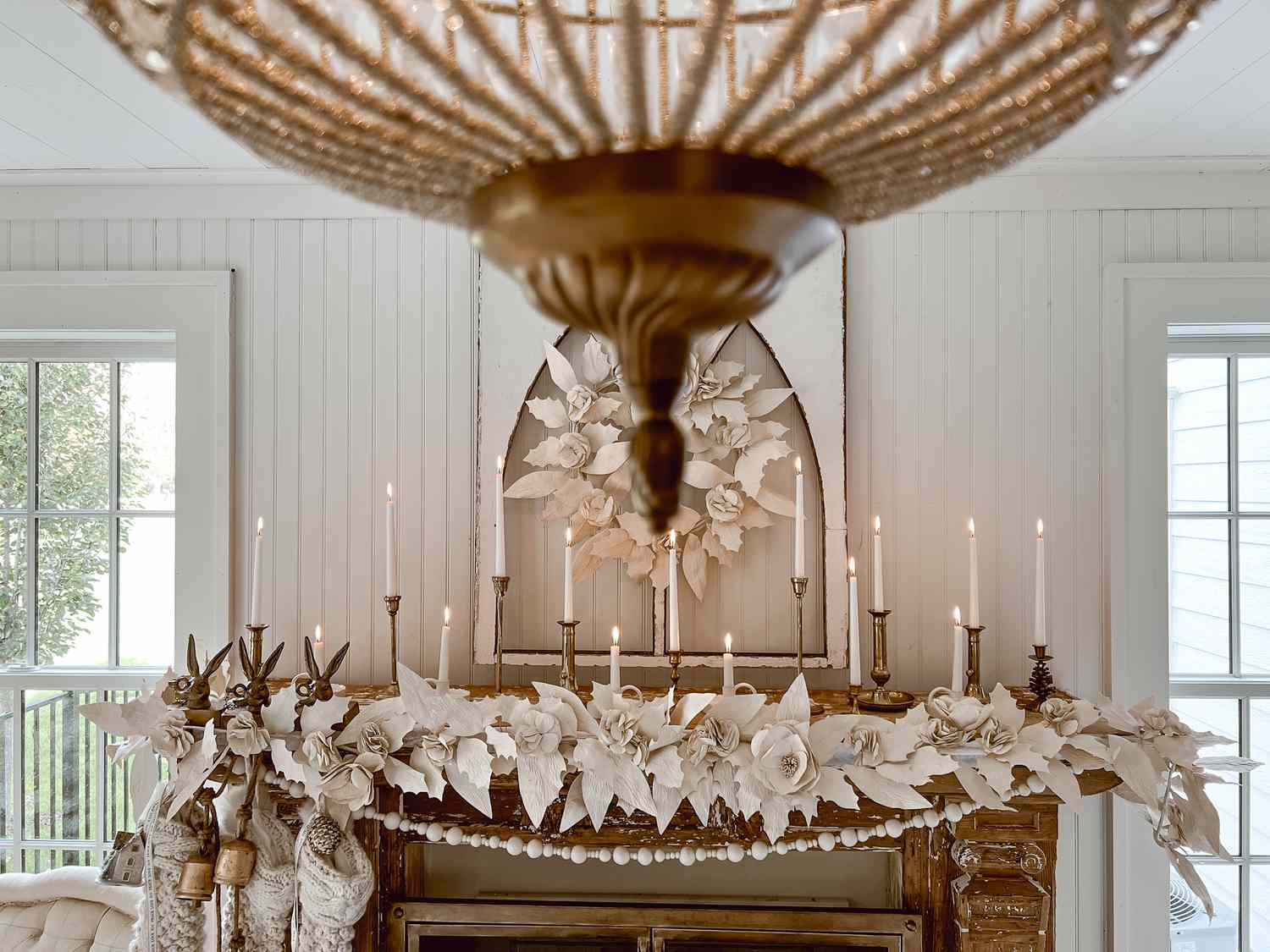 weiße papierblumengirlande weihnachtsmantel