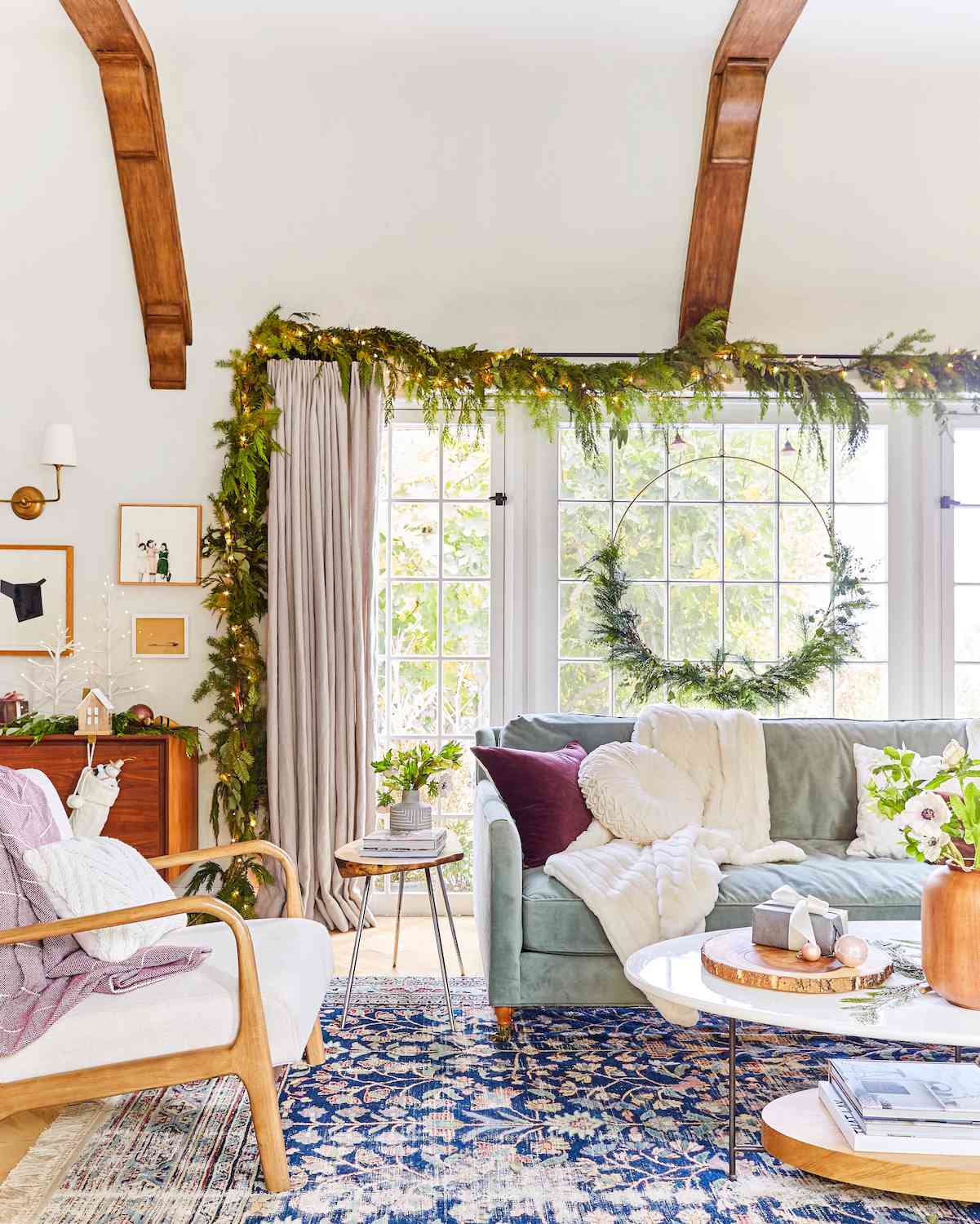 weihnachtliche Fenstergirlande mit Lichtern