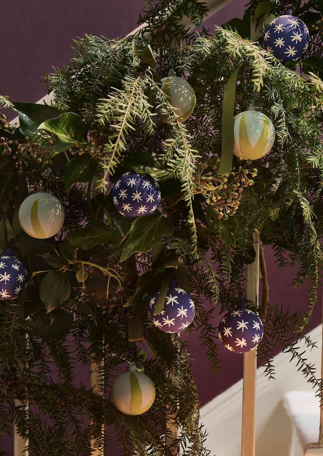 weihnachtsgirlande mit bemalten ornamenten dekoriert ideen