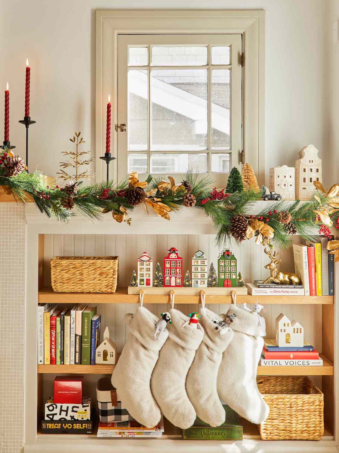 bücherregal weihnachtsgirlande