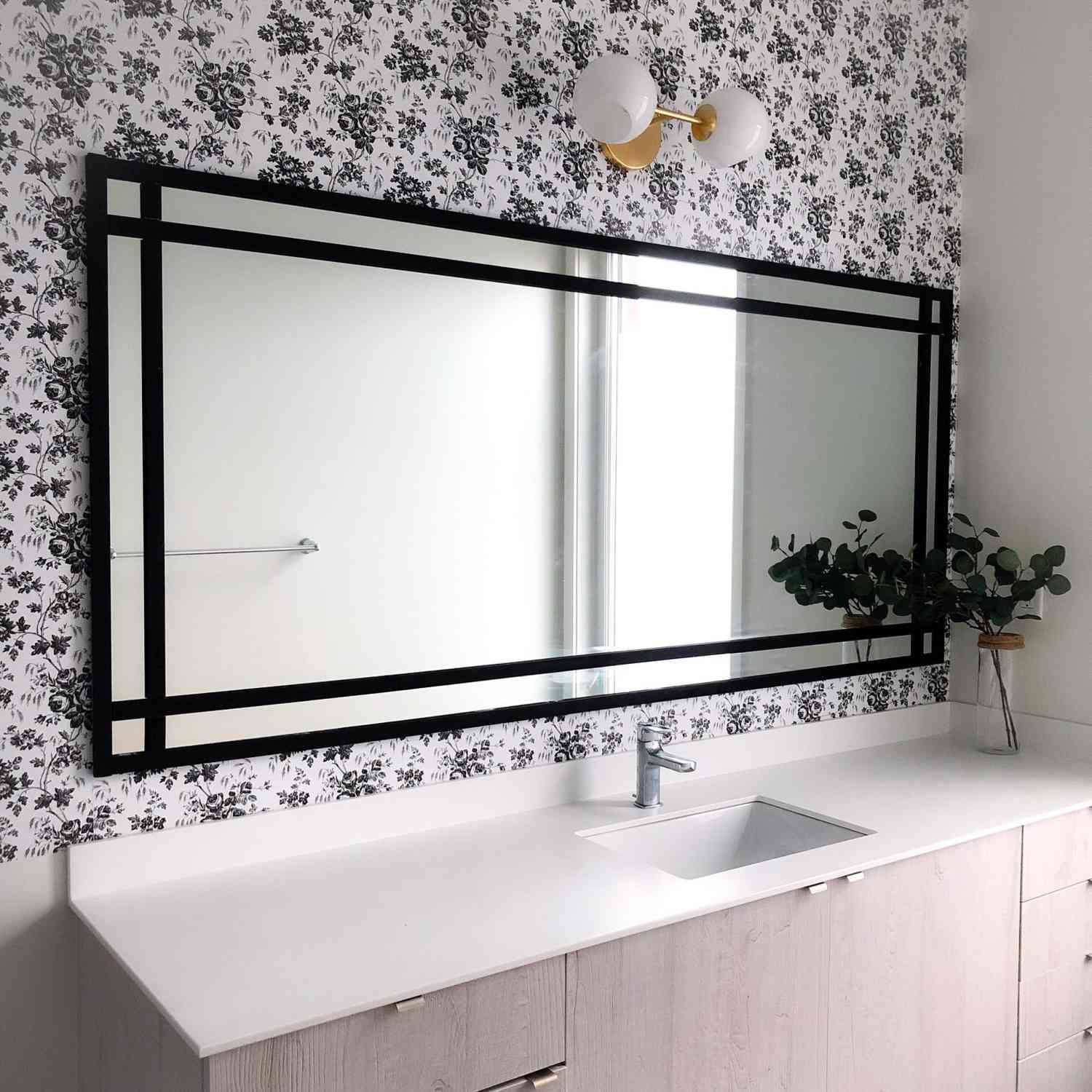 Ein industrieller DIY-Spiegelrahmen für das Badezimmer
