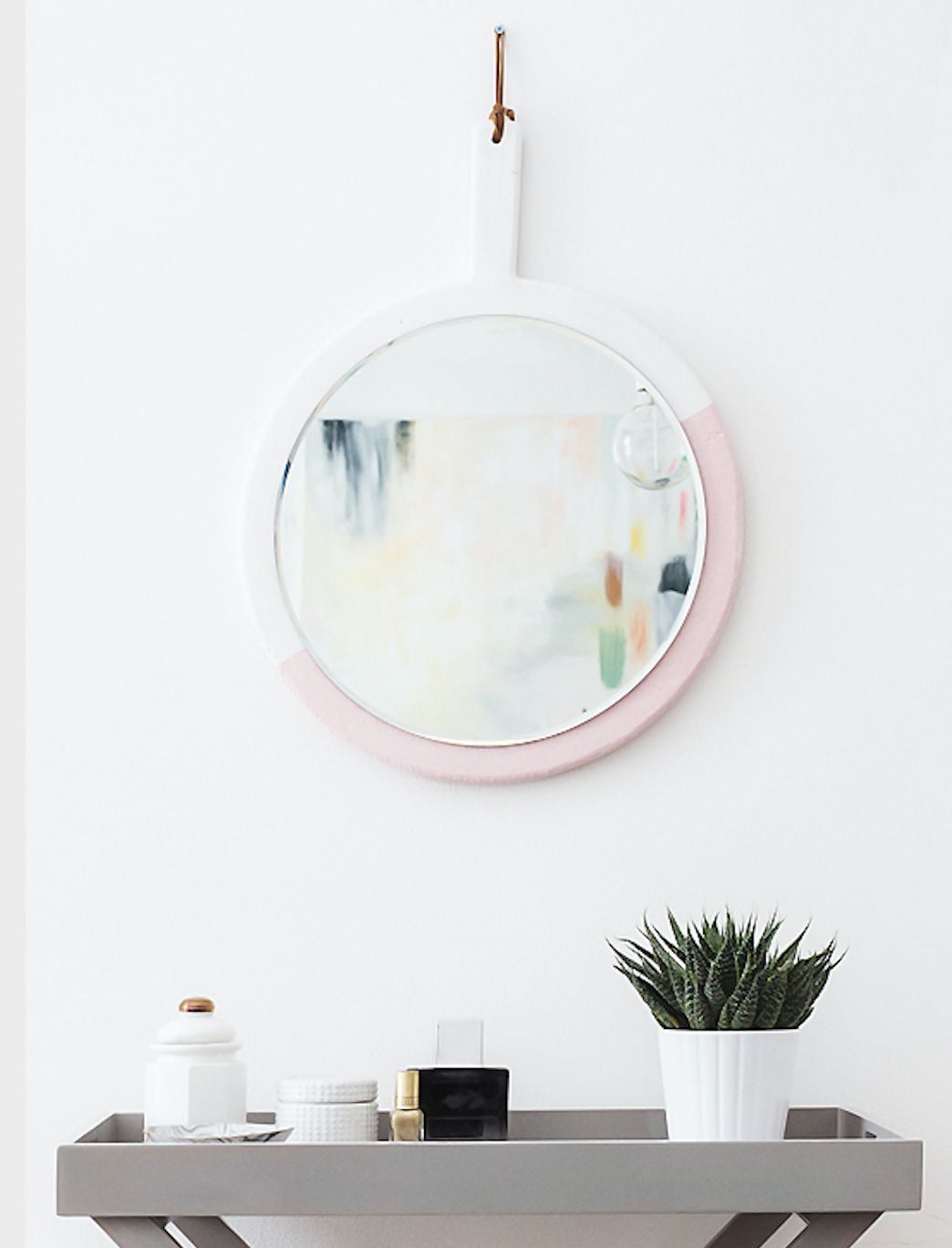 ein runder DIY-Spiegelrahmen in Rosa und Weiß