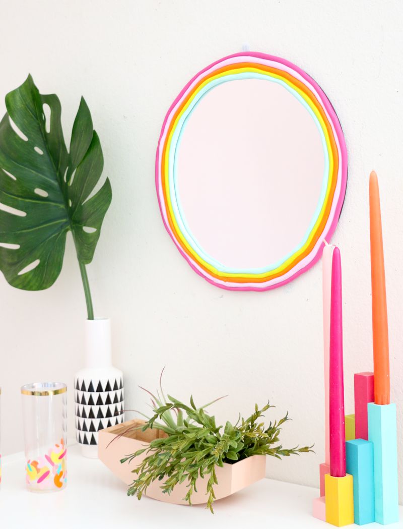 Ein runder DIY-Regenbogenspiegel aus Ton