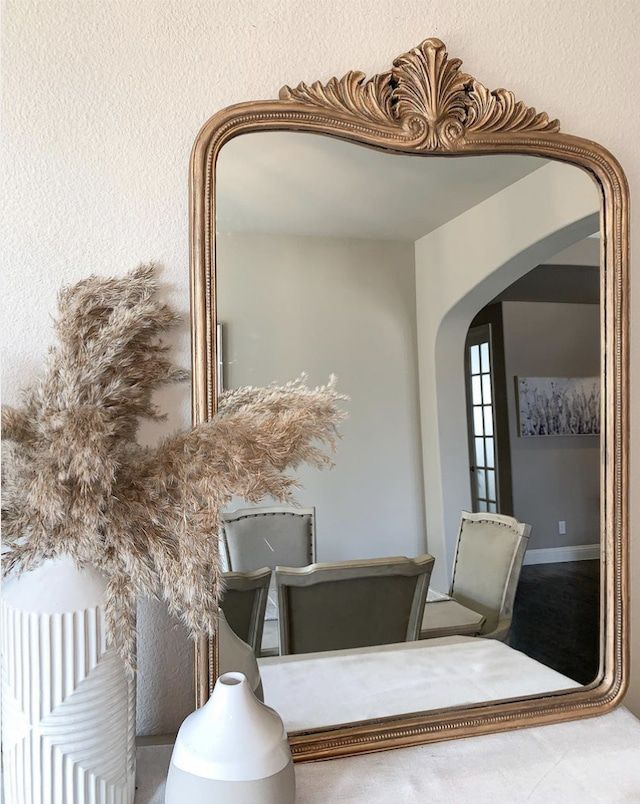 Ein DIY-Spiegelrahmen mit Goldfarbe und Silikonperlen