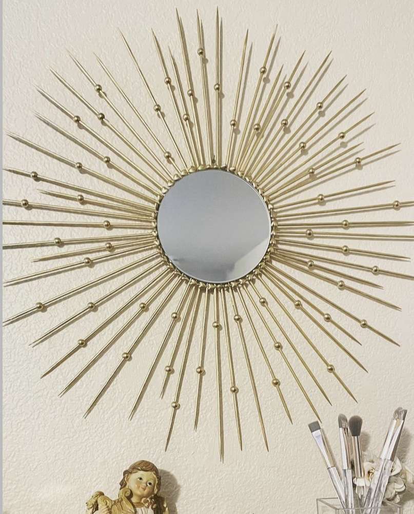 ein DIY-Spiegelrahmen mit Sonnenschliff aus Stöcken und Perlen