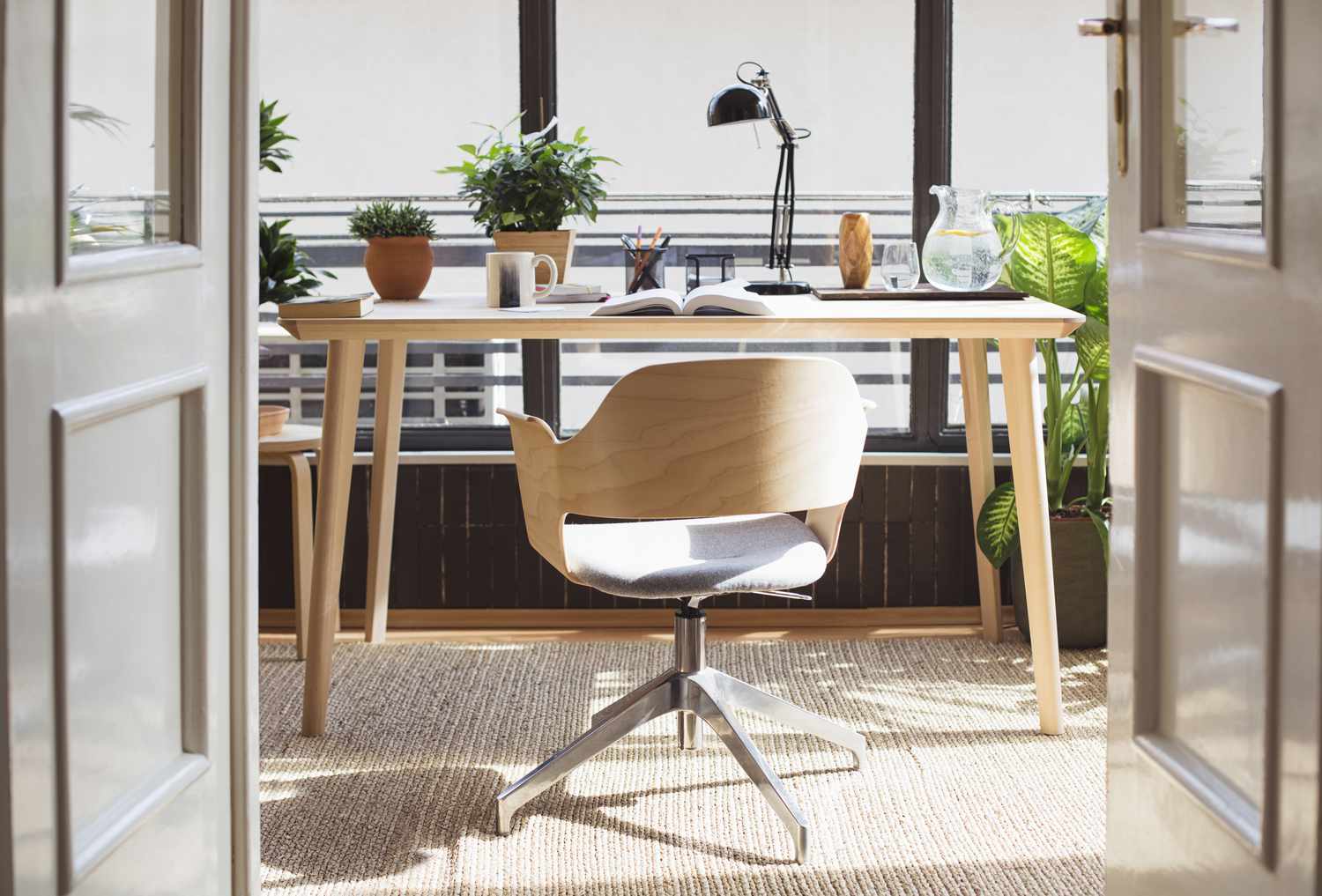 Standardgrößen für verschiedene Arten von Möbeln 10 Leerer Stuhl im Arbeitszimmer