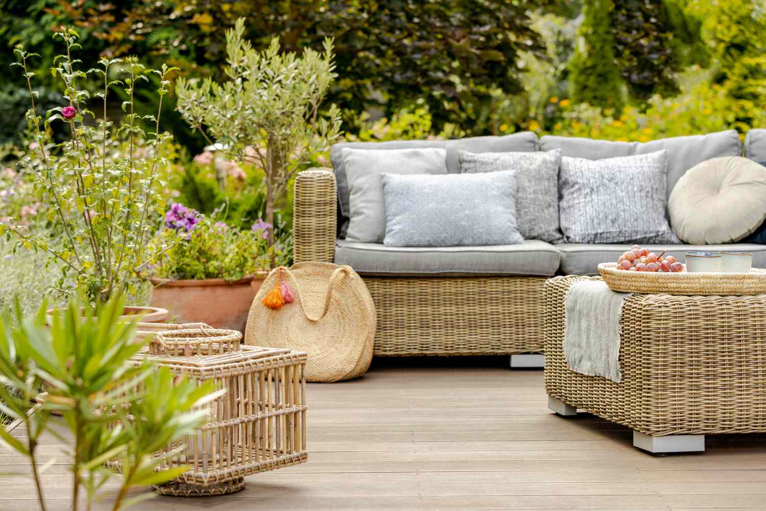 Standardgrößen für verschiedene Arten von Möbeln 12 Modern gestaltete Terrasse