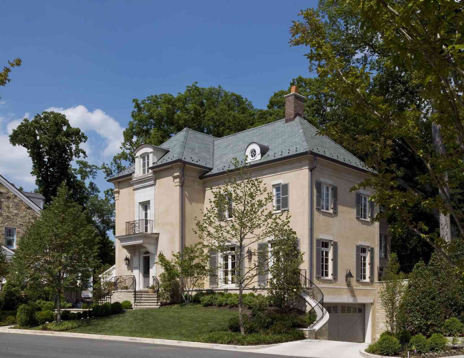 Hellbraunes Äußeres und dunkelgraue Fensterläden und Garage