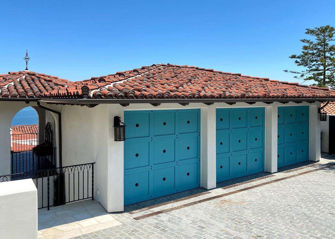 Blaue Garagentore mit Metallakzenten.