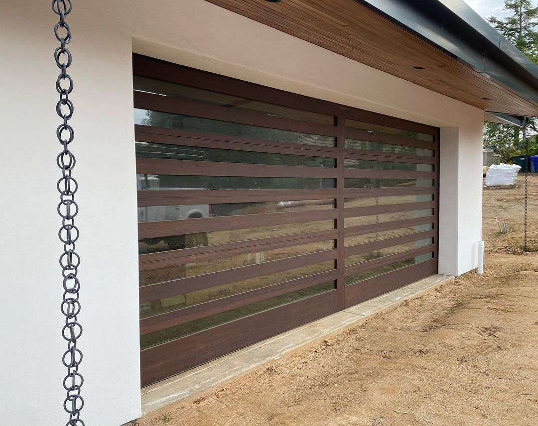 Garagentor aus Holz und Glas.
