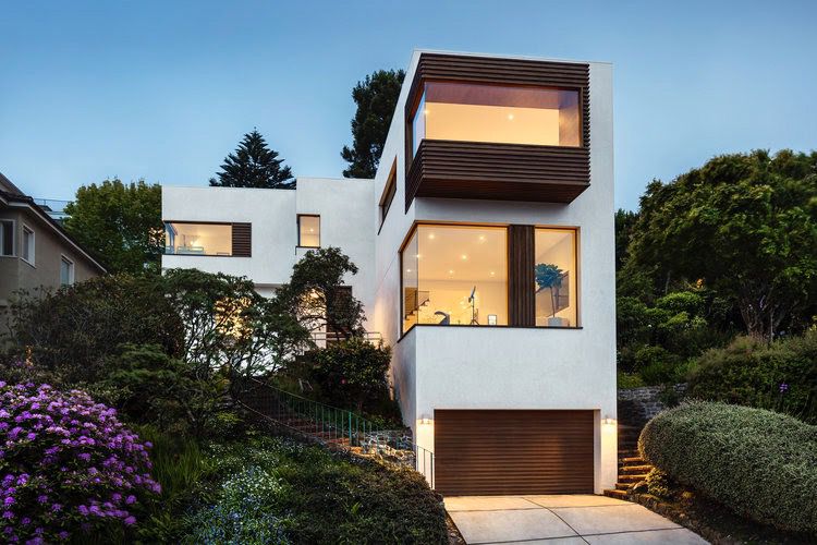 Modernes Haus mit Garagentor aus Holz.