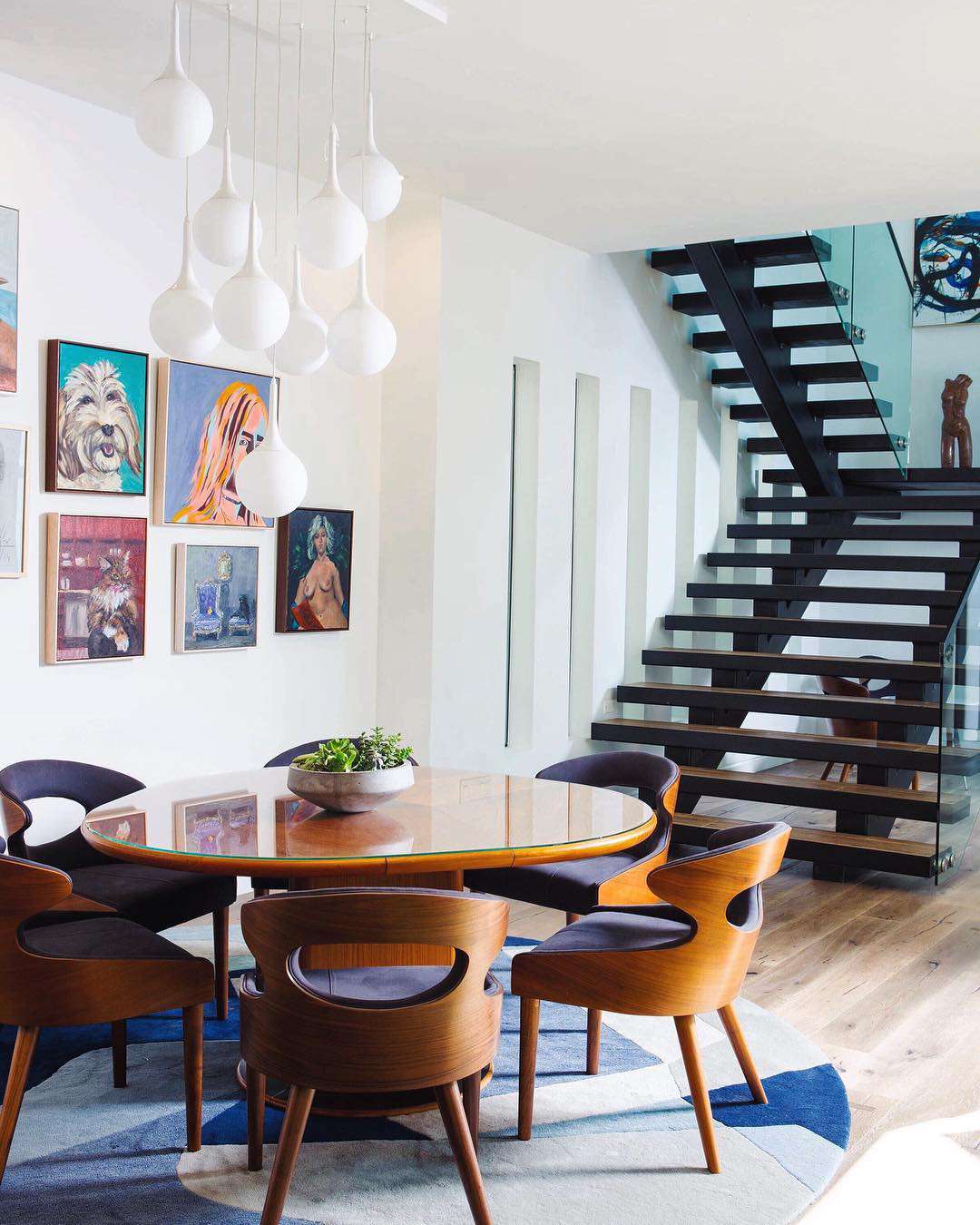Modernes Zuhause mit Kunst
