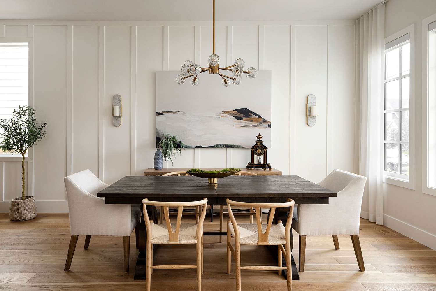 Modernes Esszimmer mit Bretter- und Lattenwänden