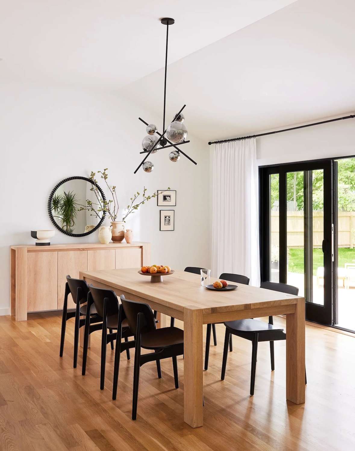Modernes Esszimmer mit schwarzen Akzenten