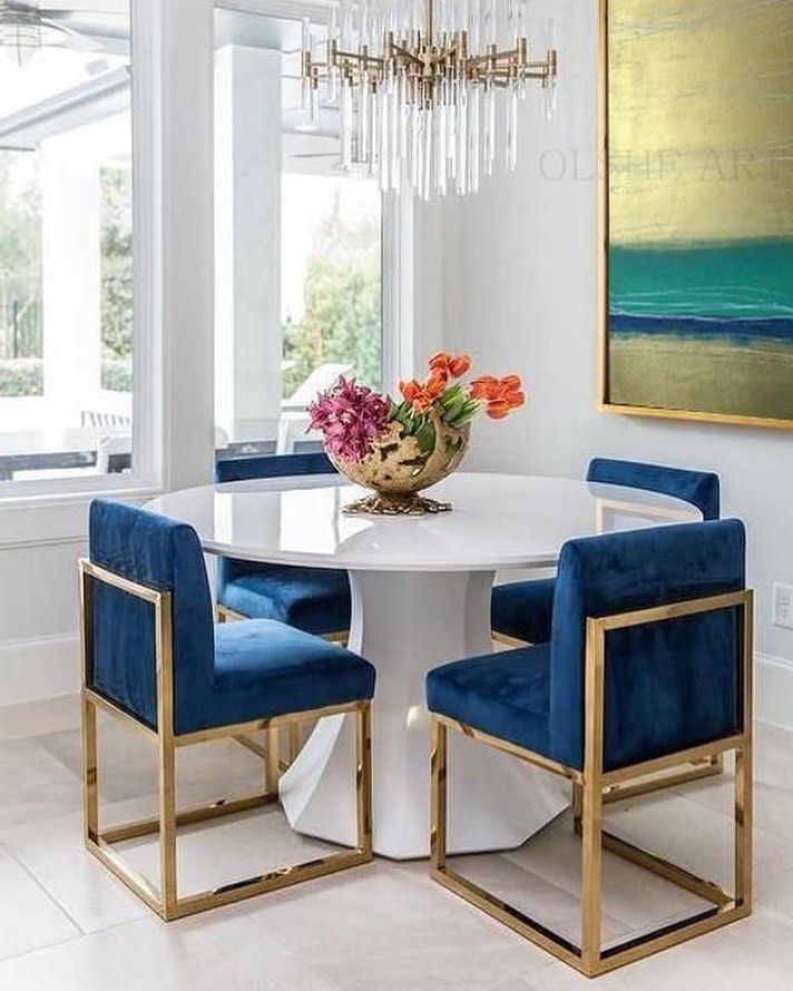 Esszimmer mit blauen und goldenen Stühlen