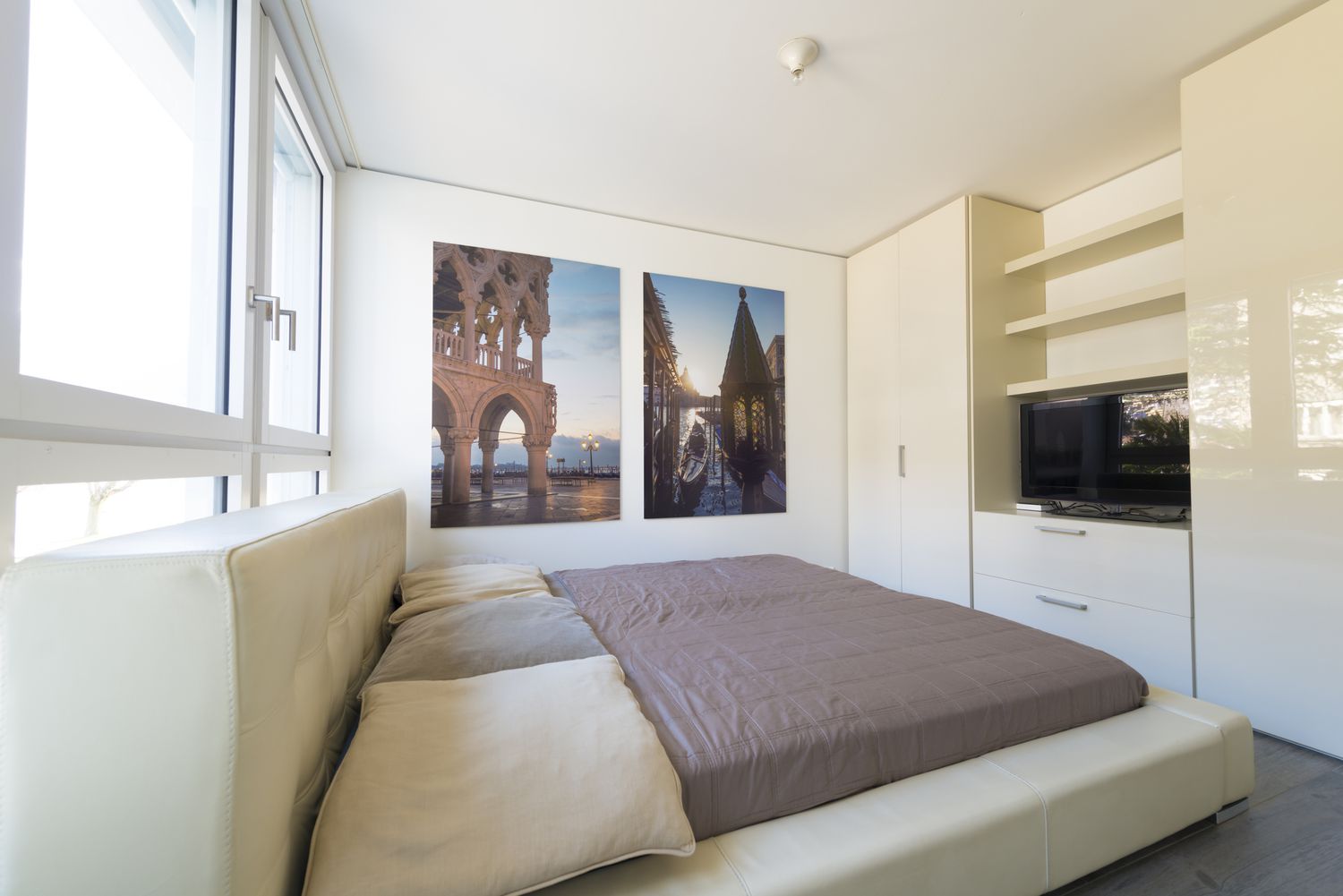 TV auf Regal Schlafzimmer
