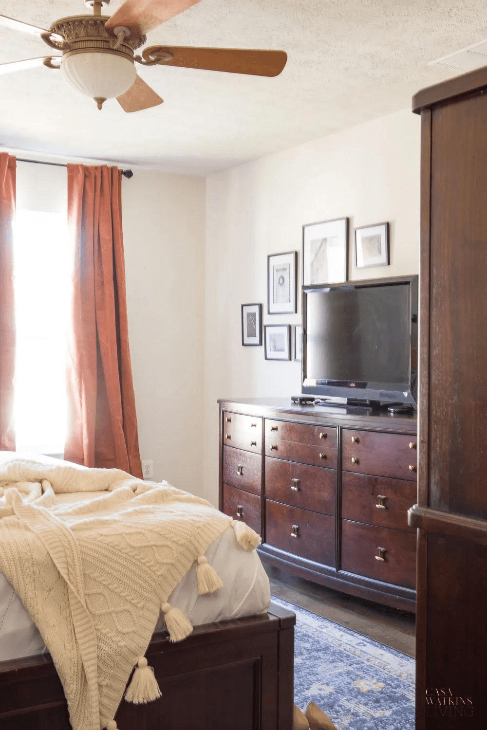 TV im Schlafzimmer mit gerahmter Kunst