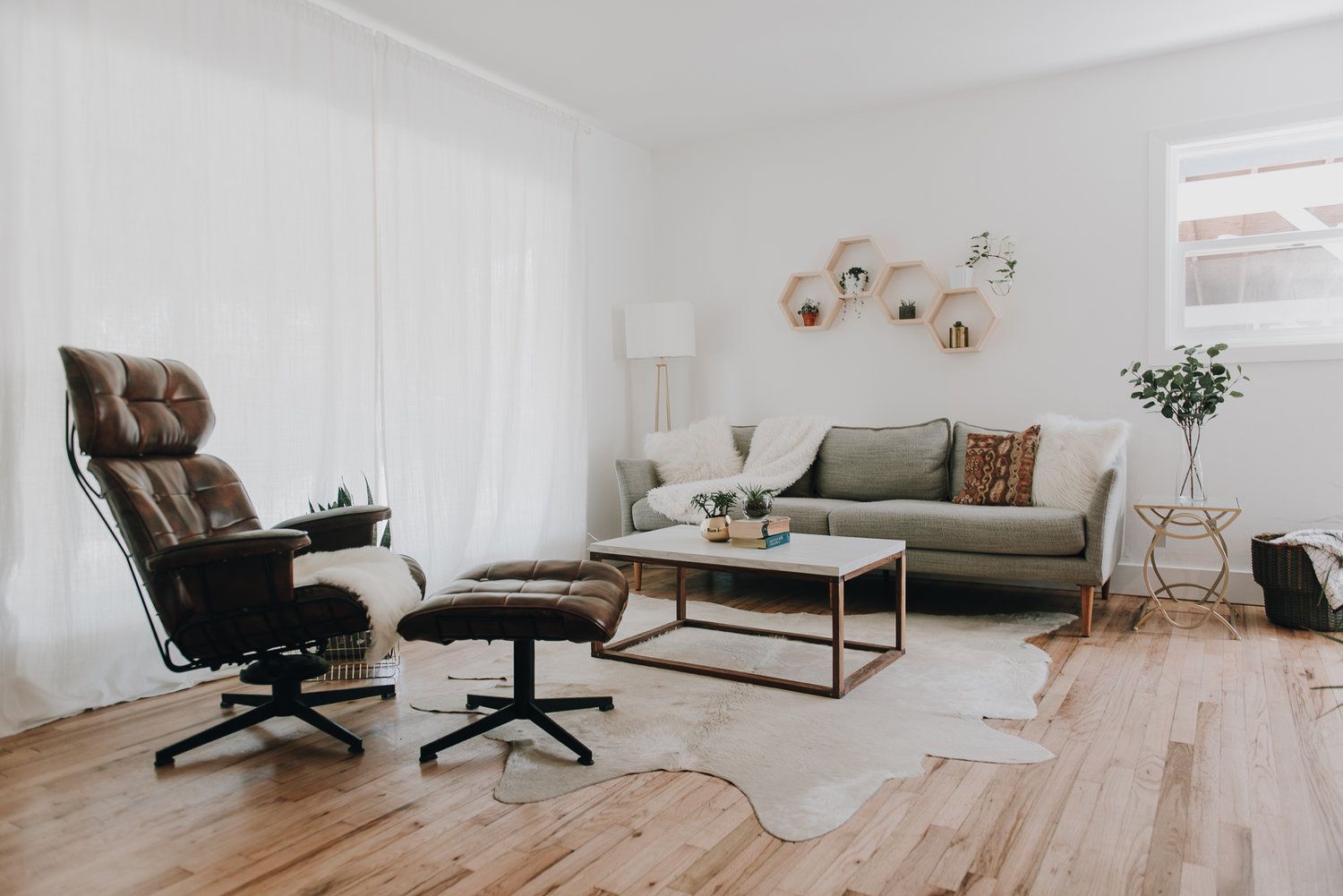 Schwebendes Regal in einem Boho-Wohnzimmer.