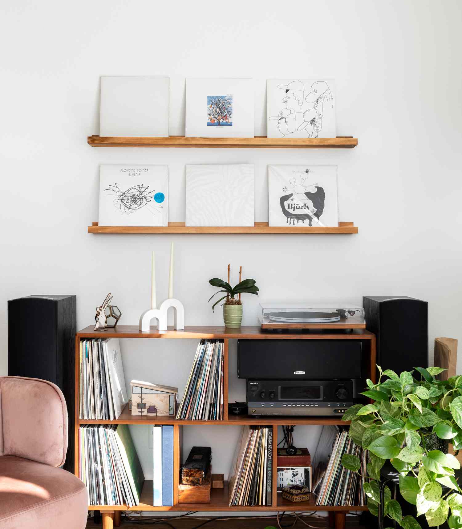 Zwei Bilderleisten aus Holz in einem Wohnzimmer.