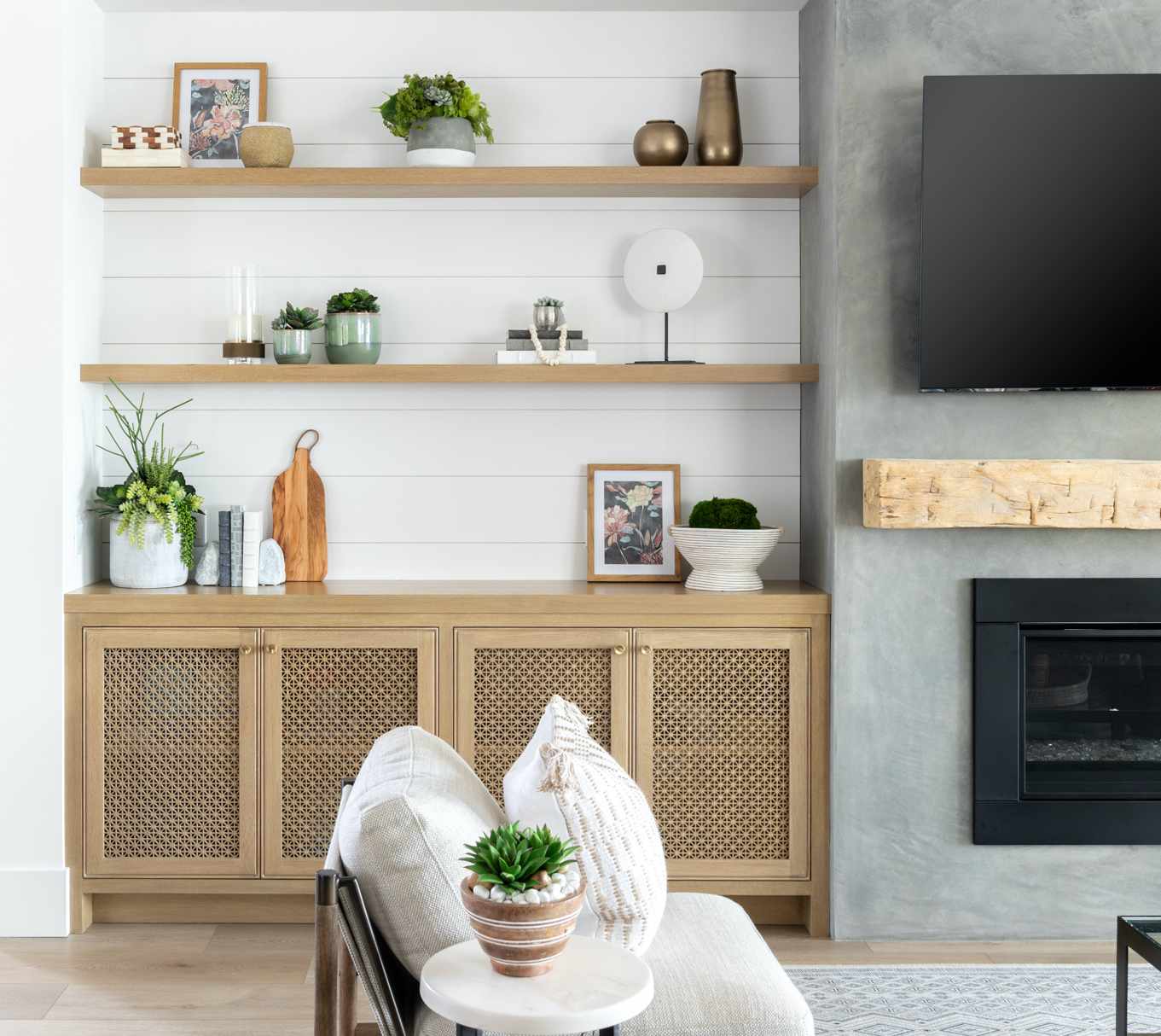 Schwebende Regale über Holzschränken in einem hellen Wohnzimmer.