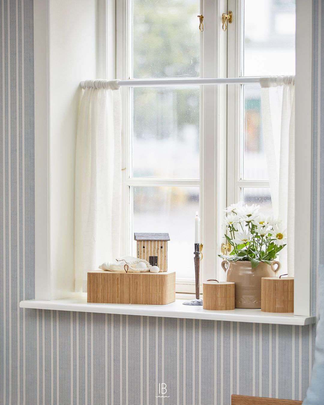 Aufbewahrungsboxen auf der Fensterbank