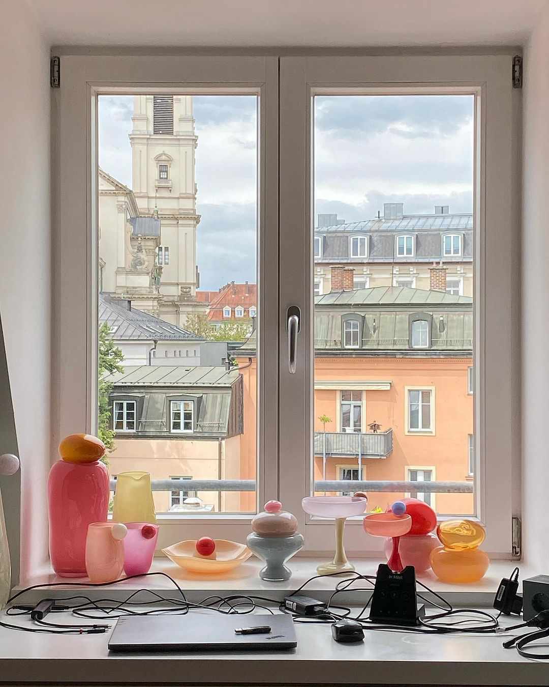Bunte Glaswaren-Sammlung auf der Fensterbank