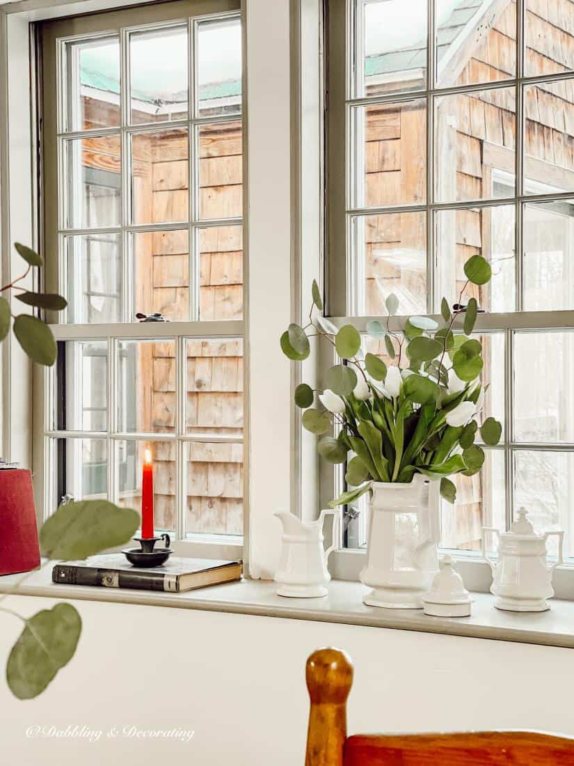 Vintage-Sammlung auf der Fensterbank