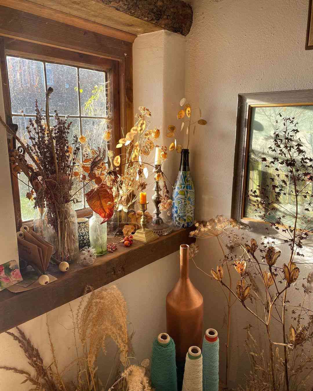 getrocknete Zweige auf der Fensterbank
