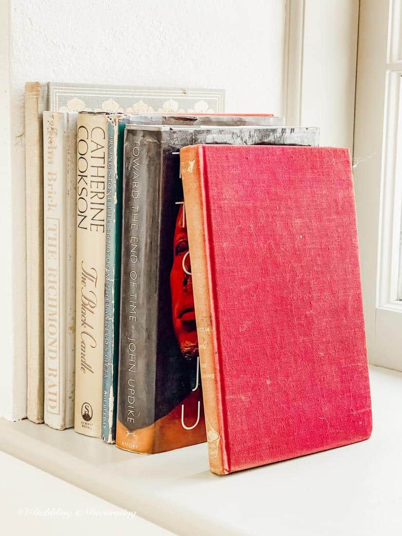 alte Bücher auf der Fensterbank