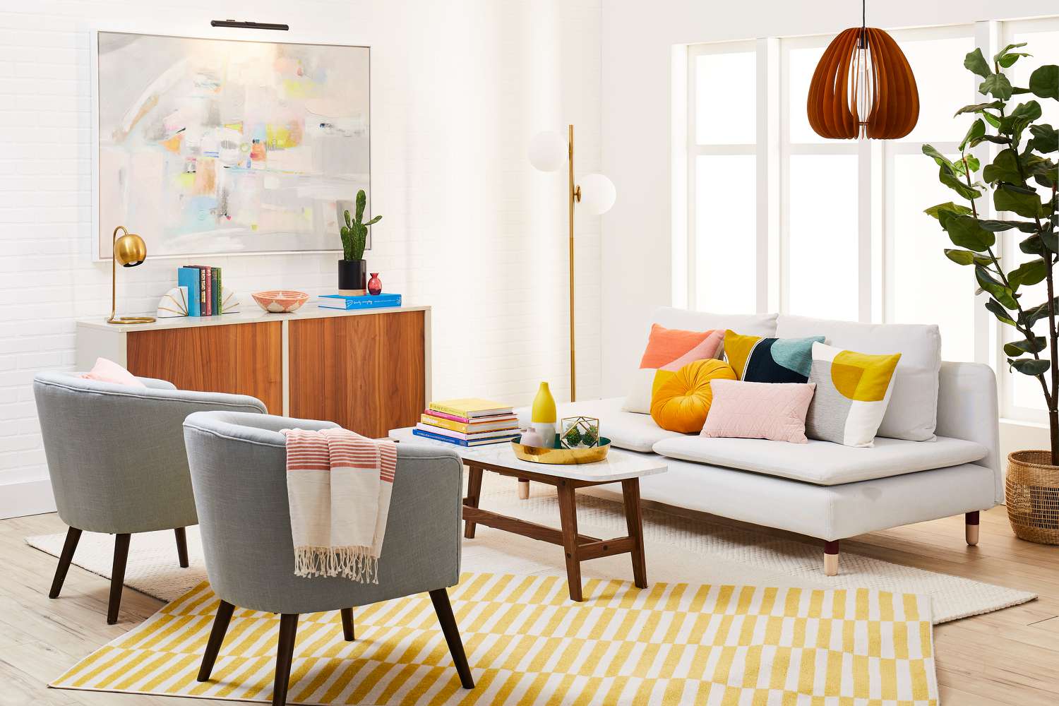 Moderner vs. Zeitgenössischer Designstil: Was ist der Unterschied? 6 Ansicht eines zeitgenössischen Wohnzimmers