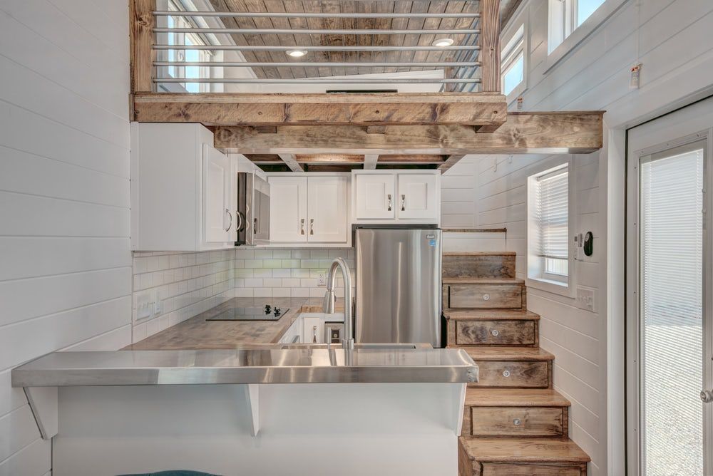 hohes Loft-Schlafzimmer in modernem Tiny House