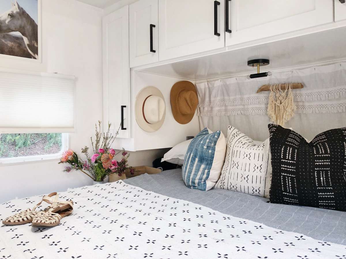 Tiny House Schlafzimmer mit Küchenschränken