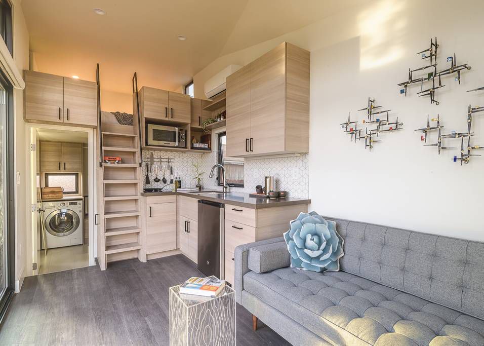 winziges Haus in neutraler Farbpalette