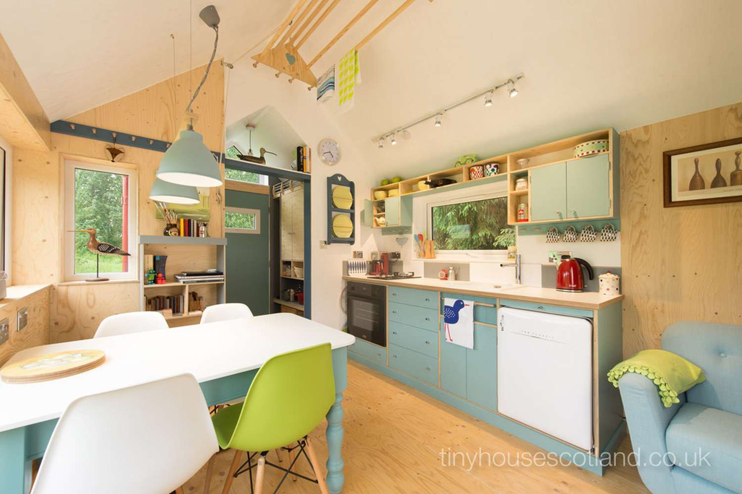 Moderne blaue Küche in modernem Tiny House