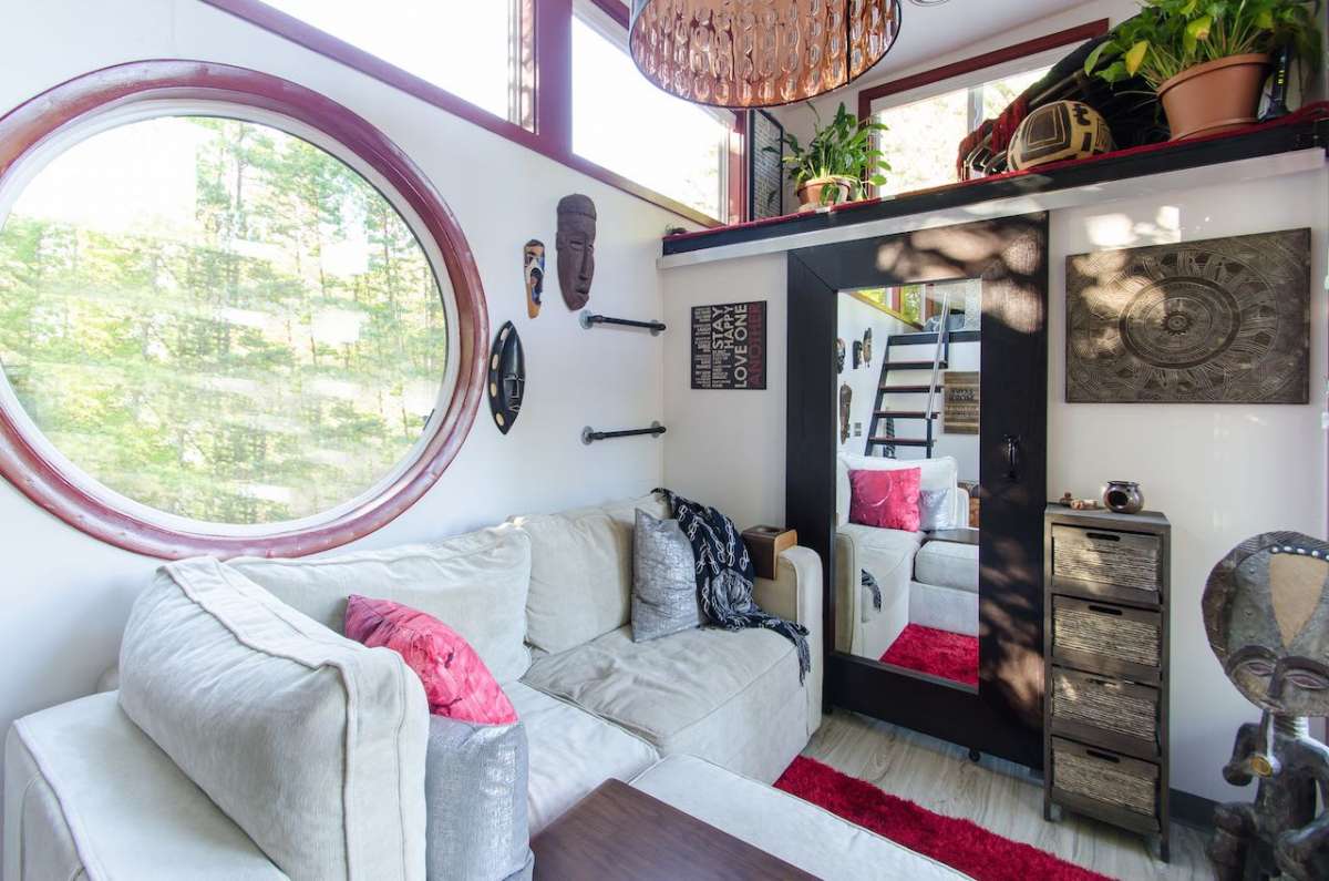 Winziges Haus mit Zigeunerseele und Boho-Dekorationen 