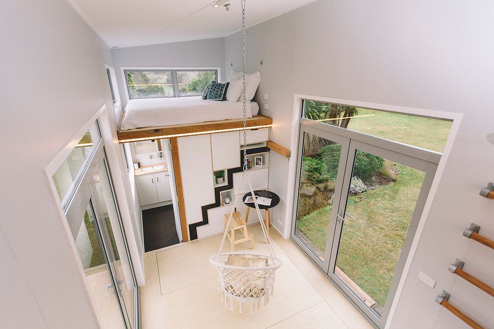modernes Tiny House Interieur mit weißen Wänden und Hochbett