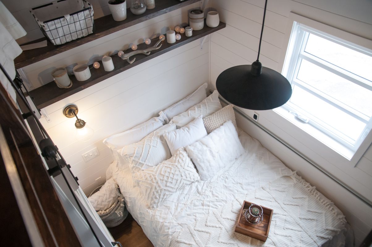 Schlafzimmer im ersten Stock eines kleinen Hauses