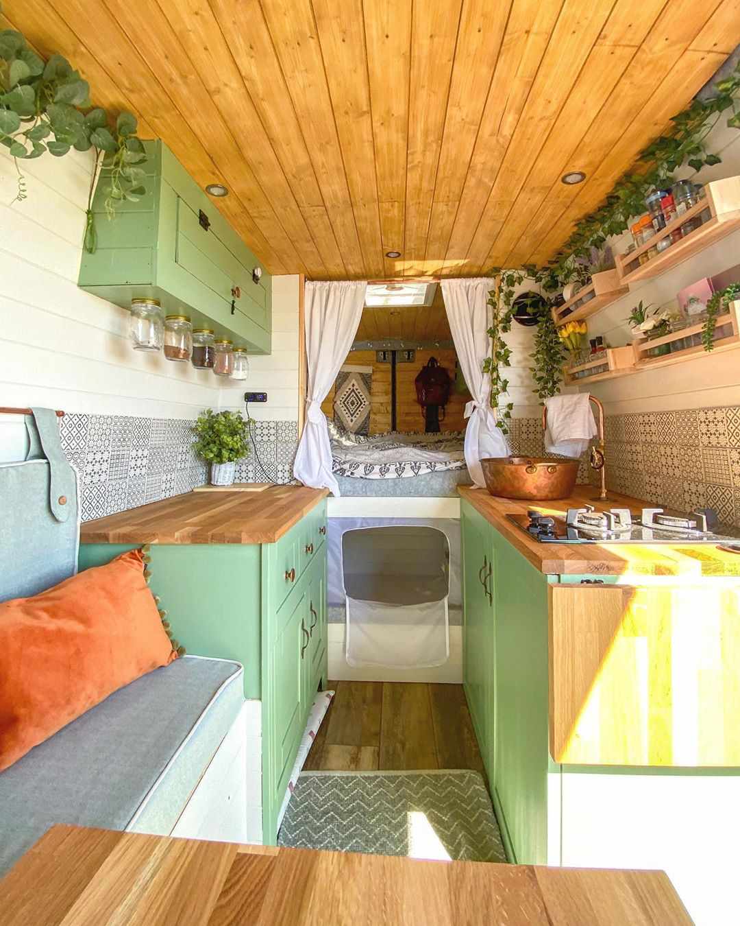 winziges Haus Van mit grünen Schränken