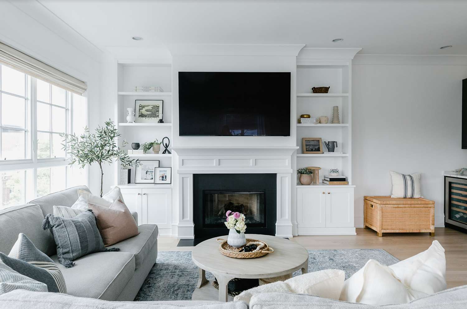 Eingebaute Regale auf beiden Seiten des Kamins und des Fernsehers in einem Wohnzimmer.