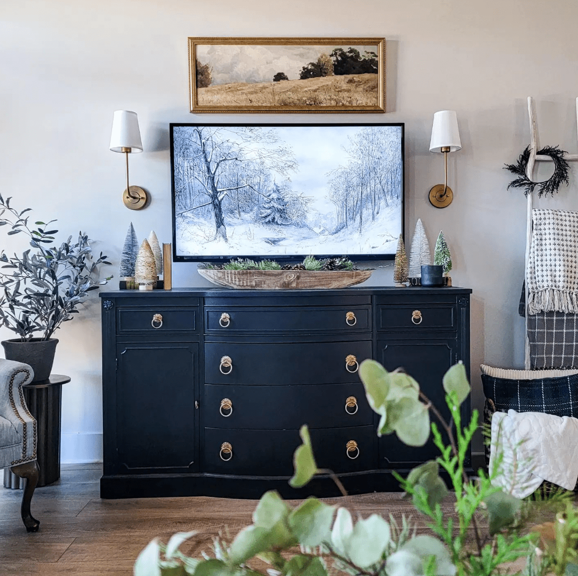 Holzschale auf TV-Ständer