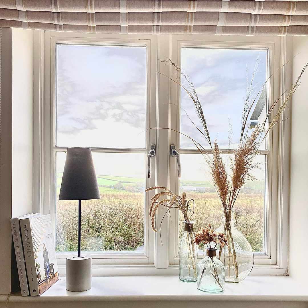 Schnurlose Lampe auf der Fensterbank